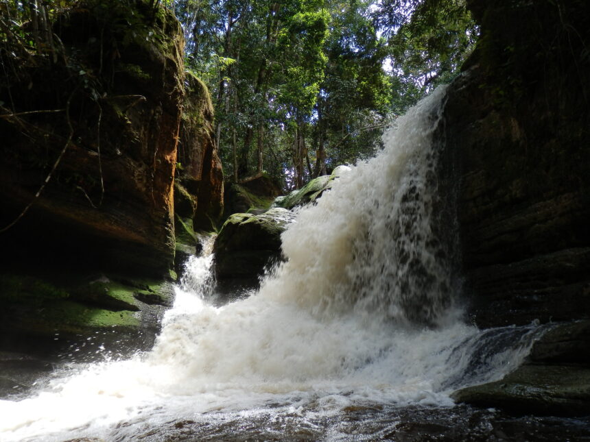 Cachoeira, em Presidente Figueiredo